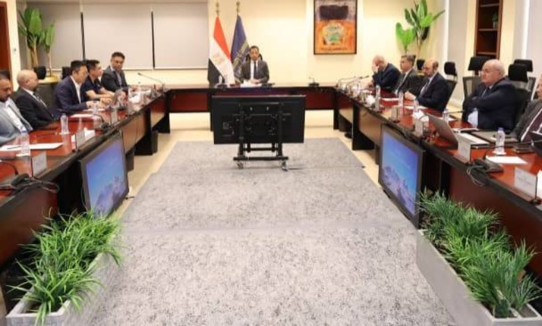 وزير الاتصالات خلال اللقاءا