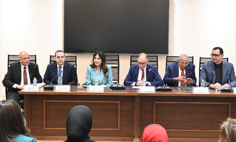 وزيرة الإسكان والمرافق 