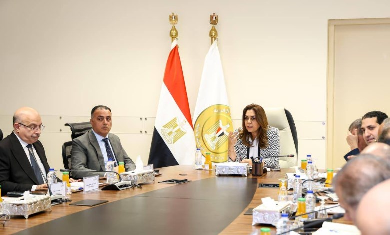  وزيرة التنمية المحلية والبيئة