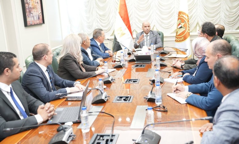  وزير العمل