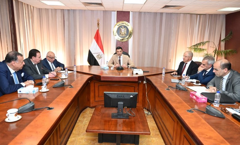 وزير الصناعة خلال اللقاء