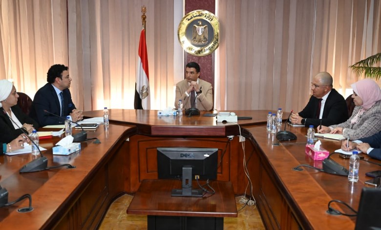 وزير الصناعة مع ممثلى غرفة الحرف اليدوية