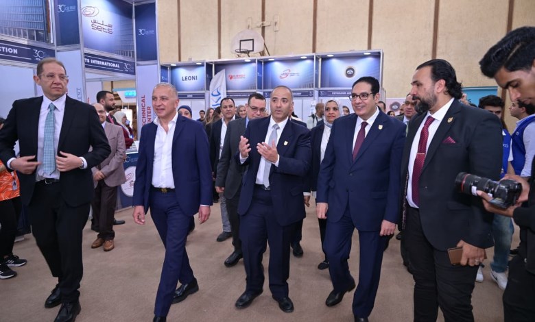 رئيس الجامعة خلال الملتقى