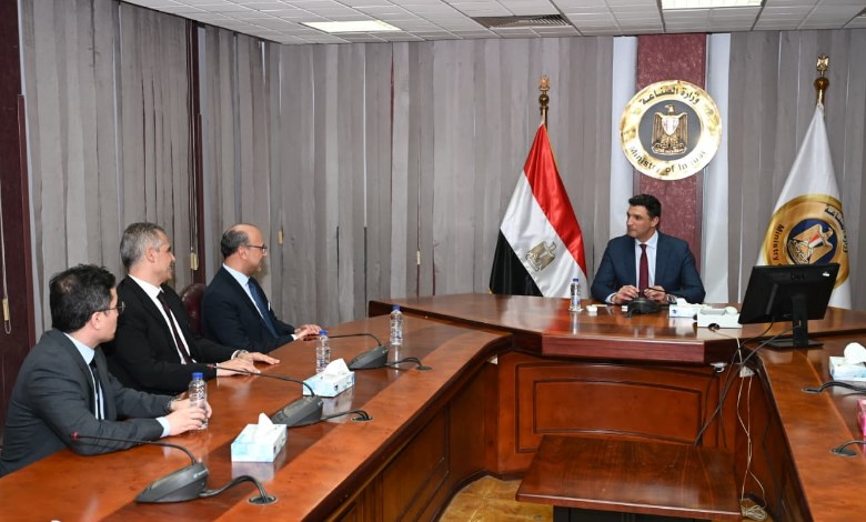 وزير الصناعة مع وفد مجموعة صافولا