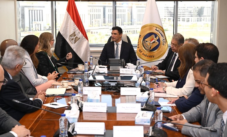 وزير الصناعة خلال اللقاء مع وفد شركة فولكس فاجن