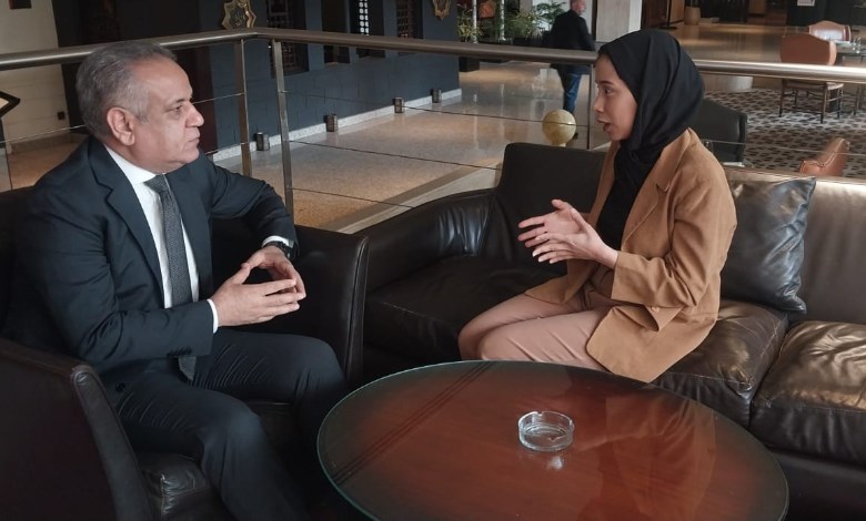 الدكتور يسري الشرقاوي رئيس جمعية رجال الاعمال المصريين الأفارقة في أثناء حواره مع محررة عالم المال