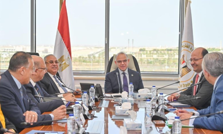 وزير الاستثمار  يبحث مع القابضة للسياحة ووحدة "الشركات المملوكة للدولة" فرص تعظيم عوائد الأصول والتوسع في أفريقيا
