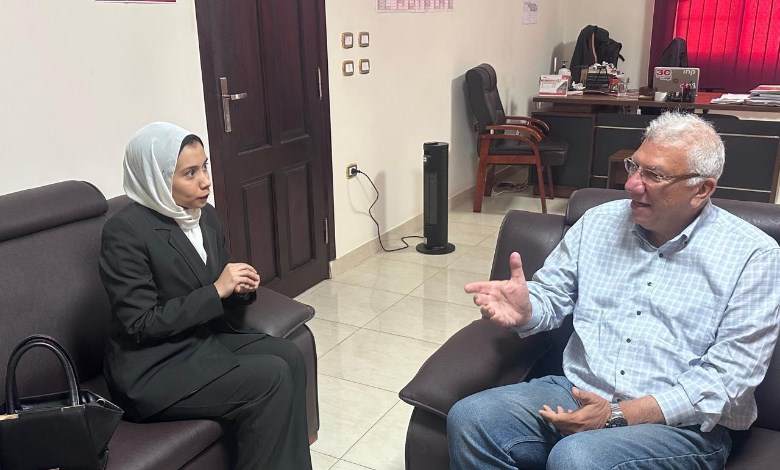 المهندس علاء كمال المدير العام المصري لـ"INP الألمانية في أثناء حواره مع محررة عالم المال