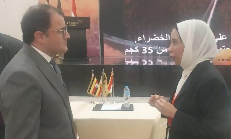 السفير كريم شريف مساعد وزير الخارجية للشؤون الأفريقية في أثناء حواره مع محررة عالم المال 