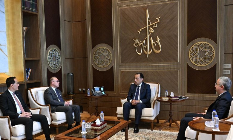 رئيس الوزراء يُصدر قرارين بتعيين الدكتور محمد عوض رئيسًا تنفيذيًا لهيئة الاستثمار والدكتورة إيمان منصور نائبًا