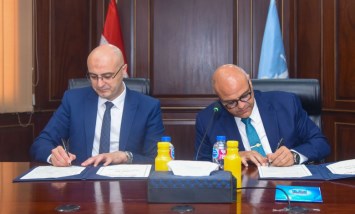 أثناء توقيع البروتوكول