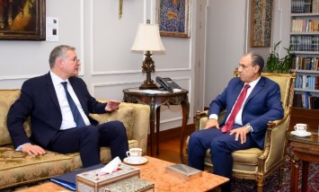 وزير الخارجية يستقبل وزير البترول 