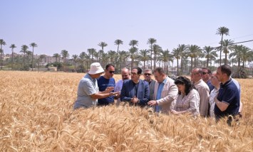 خلال جولة رئيس الجامعةبمحطةالتجارب
