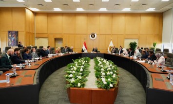 وزير الاستثمار  يبحث مع وفد أمريكي تطورات العلاقات التجارية بين البلدين  
