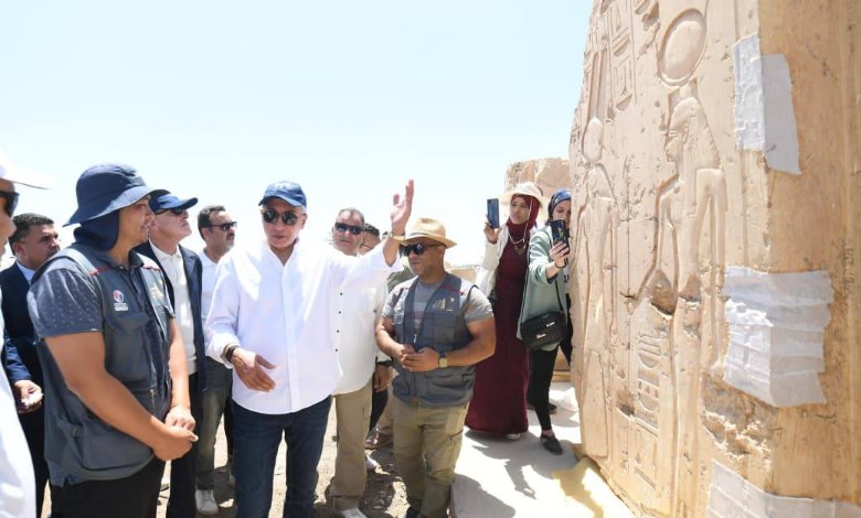  وزير السياحة والآثار