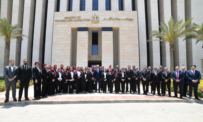  وزير السياحة والآثار