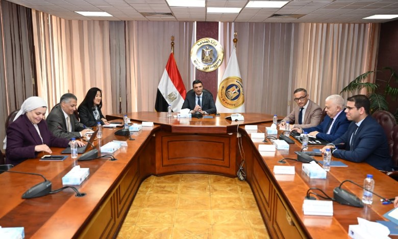  وزير الصناعة، خلال اللقاء
