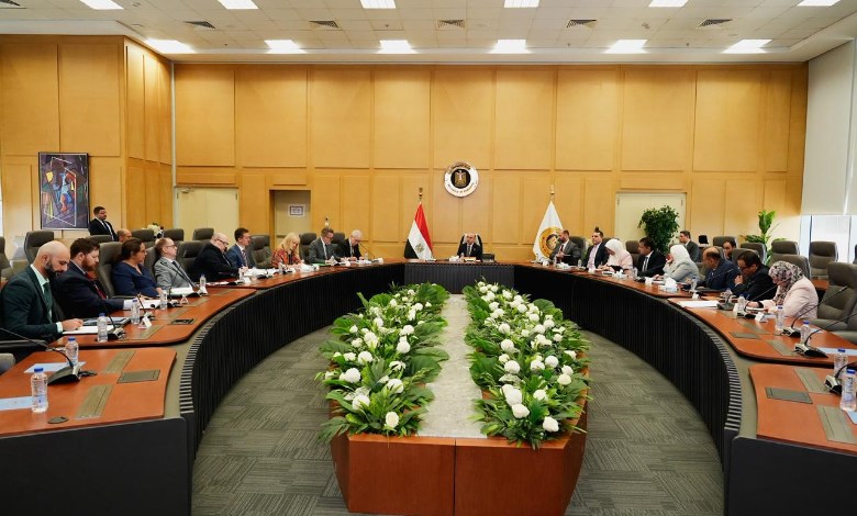 وزير الاستثمار  يبحث مع وفد أمريكي تطورات العلاقات التجارية بين البلدين  