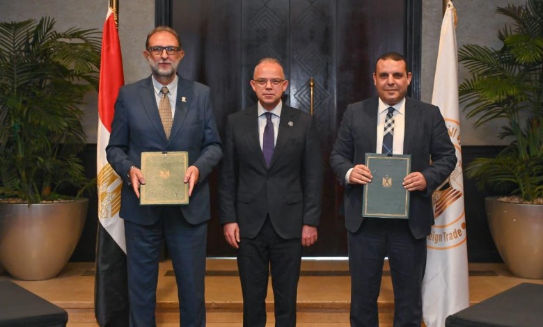 جانب من توقيع الاتفاقية 