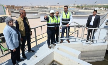 وزير الصناعة خلال تفقده محطة الصرف