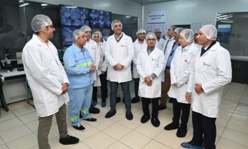 وزير الصناعة خلال الزيارة