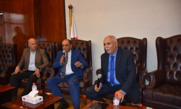 خلال الاجتماع