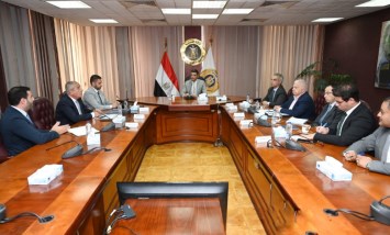 وزير الصناعة خلال اللقاء