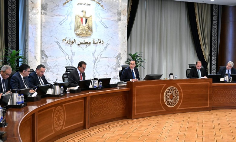 رئيس الوزراء أثناء الاجتماع