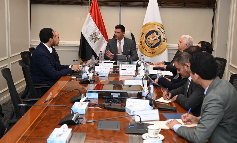  وزير الصناعة