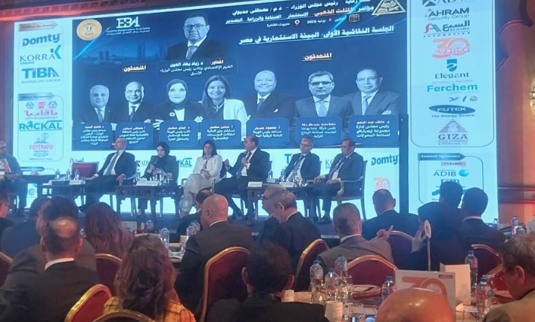 محمود جبريل مساعد رئيس الهيئة العامة للرقابة المالية في أثناء الجلسة الأولى من مؤتمر المثلث الذهبي