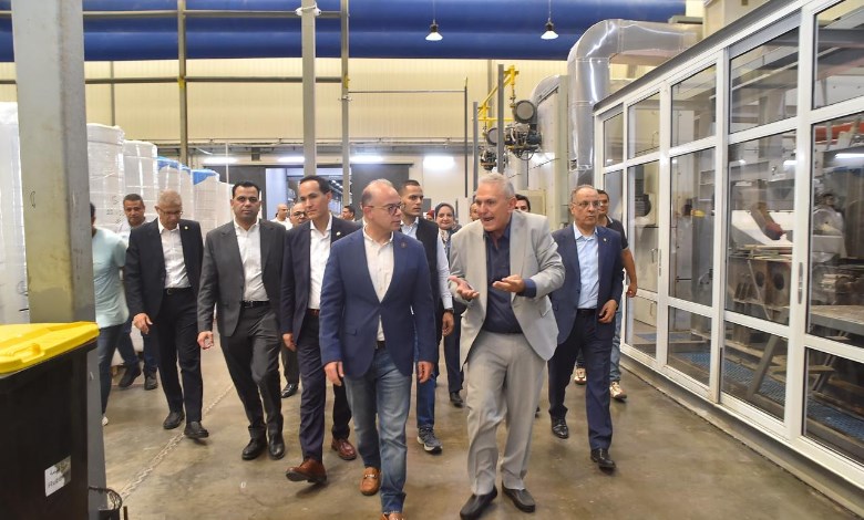 وزير الاستثمار  يتفقد شركة فارما بلاست لتصنيع المستلزمات الطبية