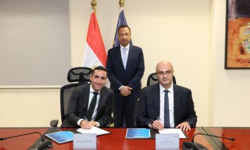 أثناء مراسم التوقيع