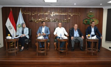 وزير الصناعة مع أعضاء جمعية مستثمرى العاشر
