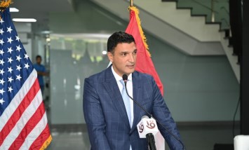 وزير الصناعة خلال الزيارة