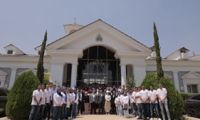 الدفعة الأولى من مدرسة ماونتن ڤيو الدولية
