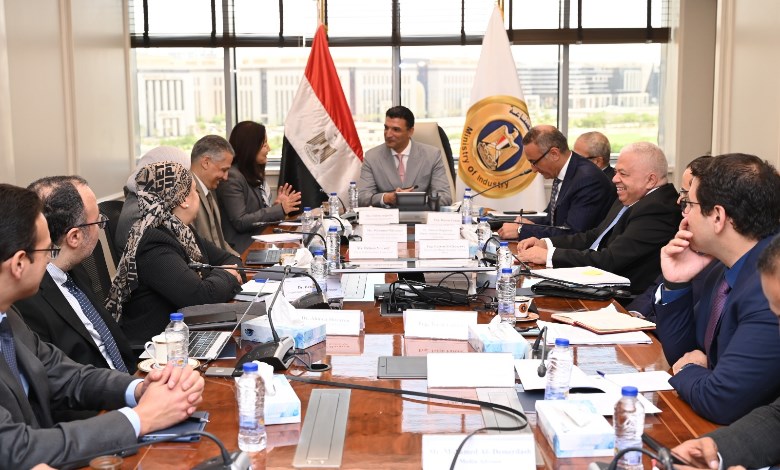 وزير الصناعة، خلال اللقاء