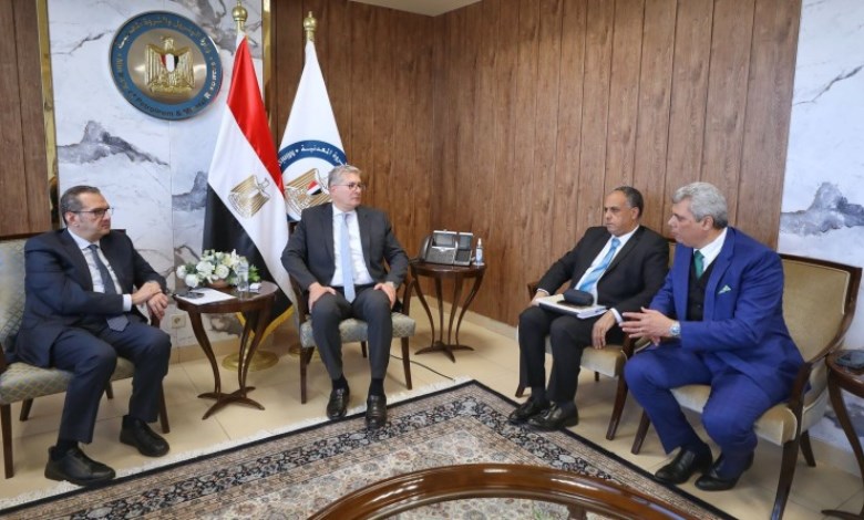 وزير البترول مع مسئولي شركة "إيه آي كيو"
